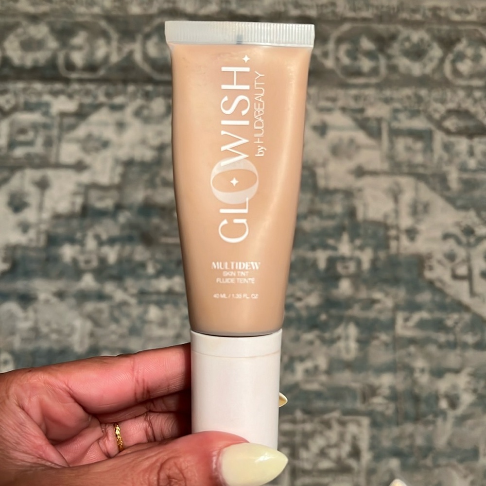 Huda Beauty Glowish Skin Tint